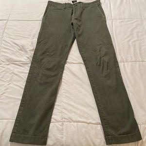 Men’s J.Crew Stretch 484 Slim in green khaki. Size W 29 L 32